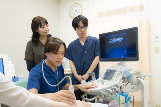 藤田昌昭医師を含む診療の様子